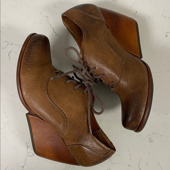 Kork- Ease Chianne Brown Leather Oxford
Lace Up Ankle Bootie Size 8 - Picture 8 of 17